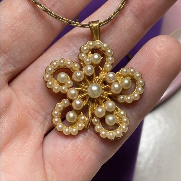 Elegant Gold and Pearl Flower Necklace - Picture 3 of 3